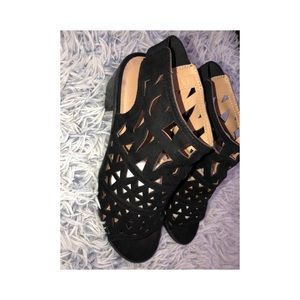 Gently Used Size 9M Women’s Sandals 👡 🖤